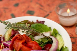 Salat mit Hanfsamen und Hanföl