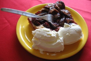 Zwetschgenkuchen mit Sahne